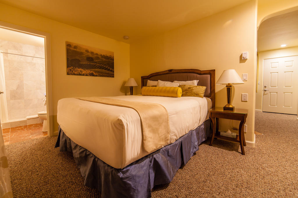 The Vendange Carmel Inn & Suites Habitación foto