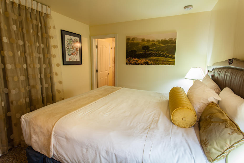 The Vendange Carmel Inn & Suites Habitación foto