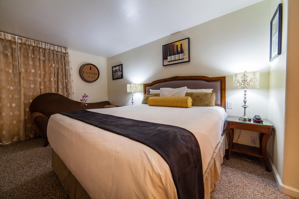 The Vendange Carmel Inn & Suites Habitación foto