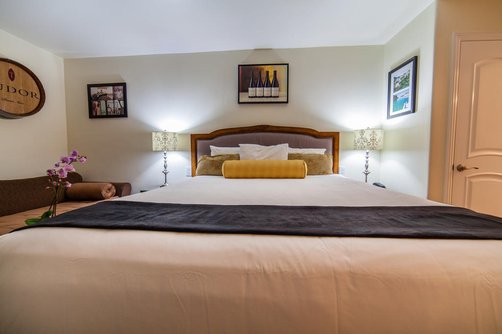 The Vendange Carmel Inn & Suites Habitación foto