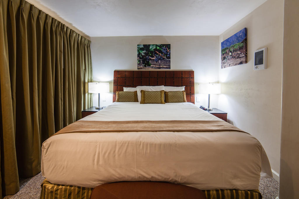 The Vendange Carmel Inn & Suites Habitación foto