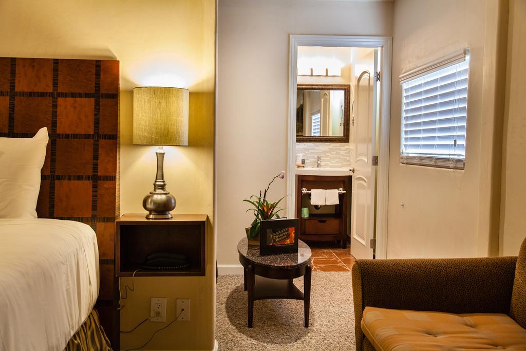 The Vendange Carmel Inn & Suites Habitación foto